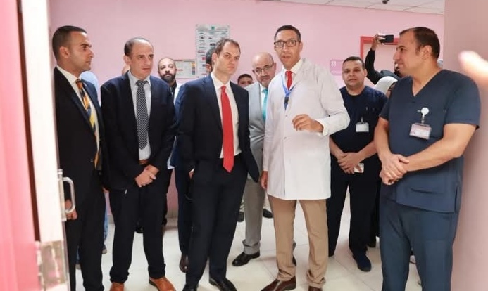 مستشفى الشيخ زايد التخصصي تستقبل وفدًا بريطانيًا ومنظمة الصحة العالمية لبحث دعم المصابين من غزة