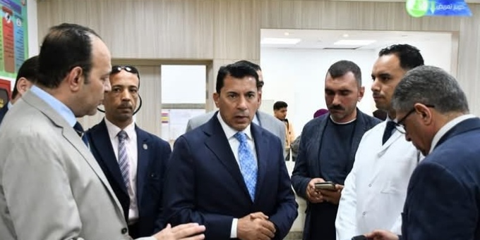 وزير الشباب يطمئن على المصابين في حادث انقلاب ميني باص طريق العاصمة الإدارية