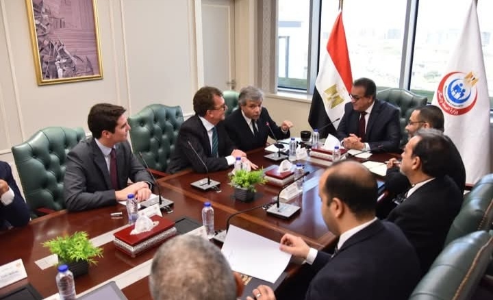 الصحة تبحث مع شركات دواء إيطالية ومصرية توطين علاجات الأمراض النادرة في مصر