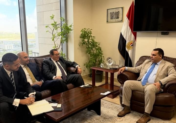 شراكة حكومية تدفع التنمية.. تعاون موسّع بين الإسكان والعمل