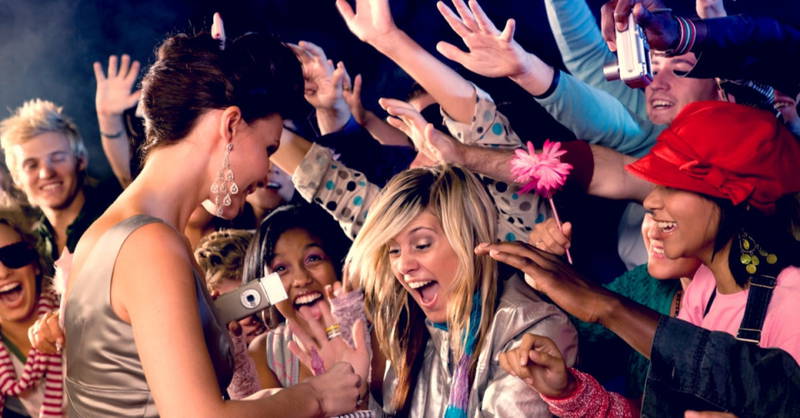 تعلق الفتيات بالمشاهير.. هوس نفسي تغذيه وسائل التواصل الاجتماعي