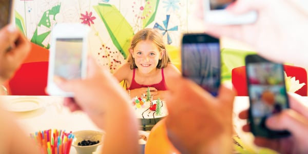 حين تسرق الطفولة تحت كاميرات الهواتف.. كيف تحوّل السوشيال ميديا الأطفال إلى سلعة شهرة