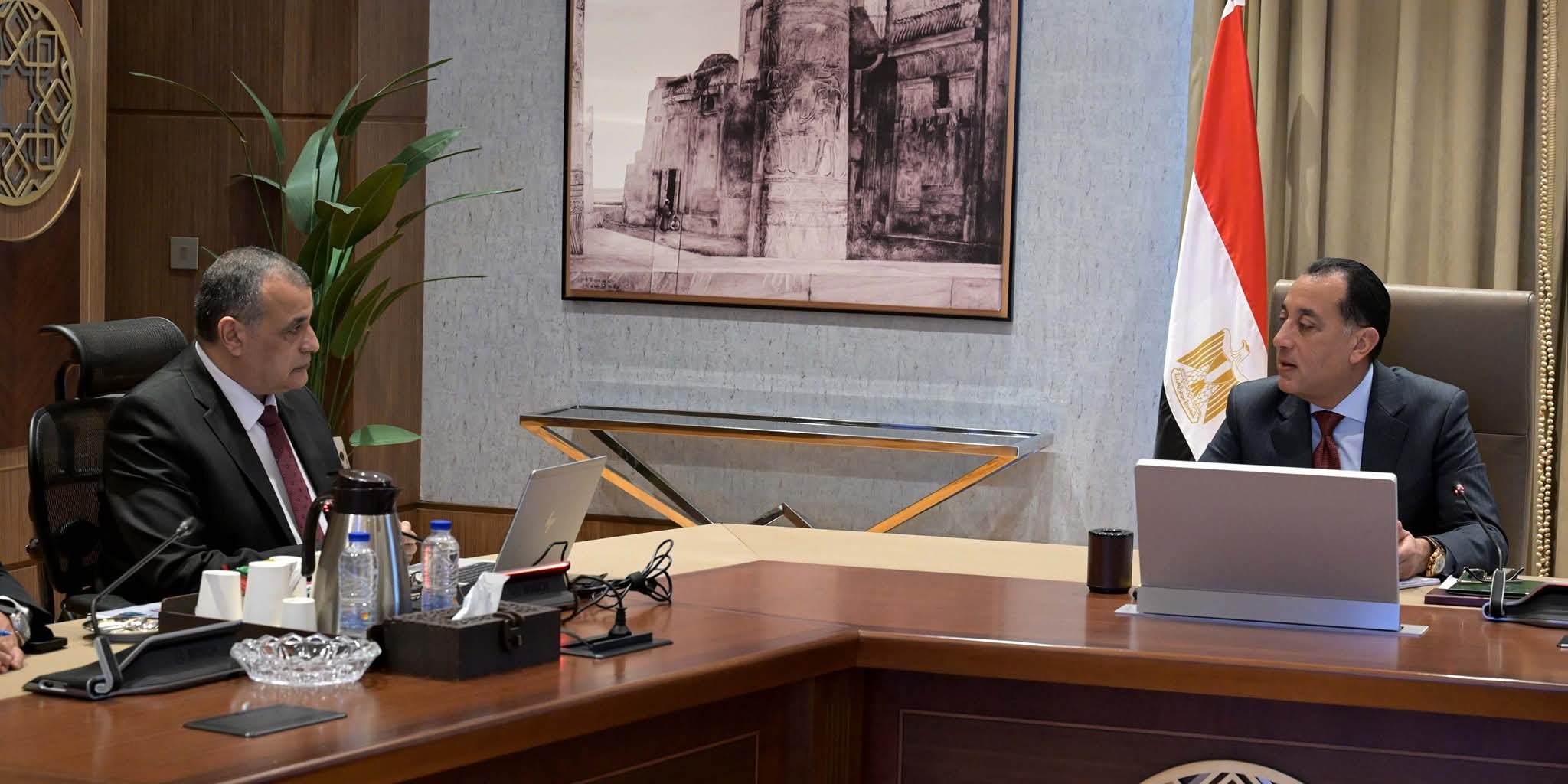رئيس الوزراء يتابع مع وزير الدولة للإنتاج الحربي ملفات العمل 