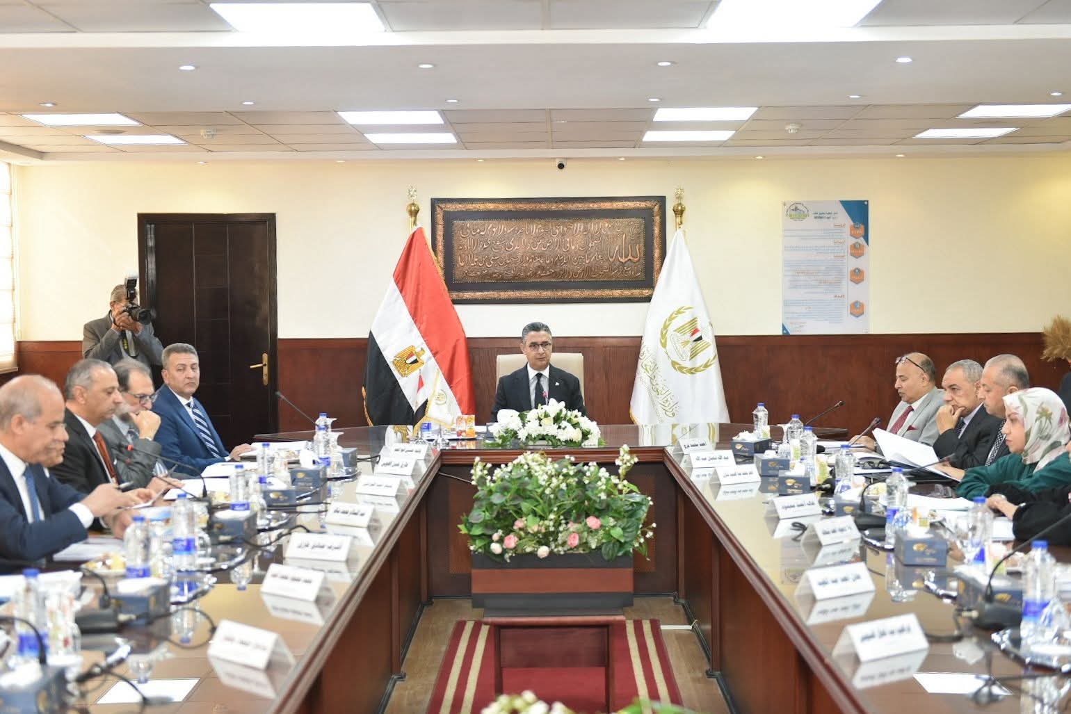 فاروق يتابع مع الشركة المصرية القابضة للصوامع والتخزين  الموقف التنفيذي واعتماد الميزانية