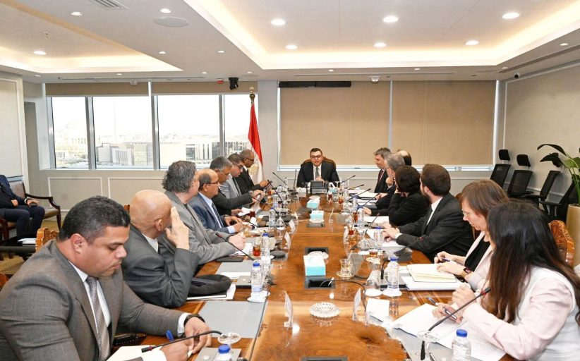 وزير الإسكان يبحث مع وفد من بنك الاستثمار الأوروبي EIB لبحث تعزيز فرص التعاون المشترك
