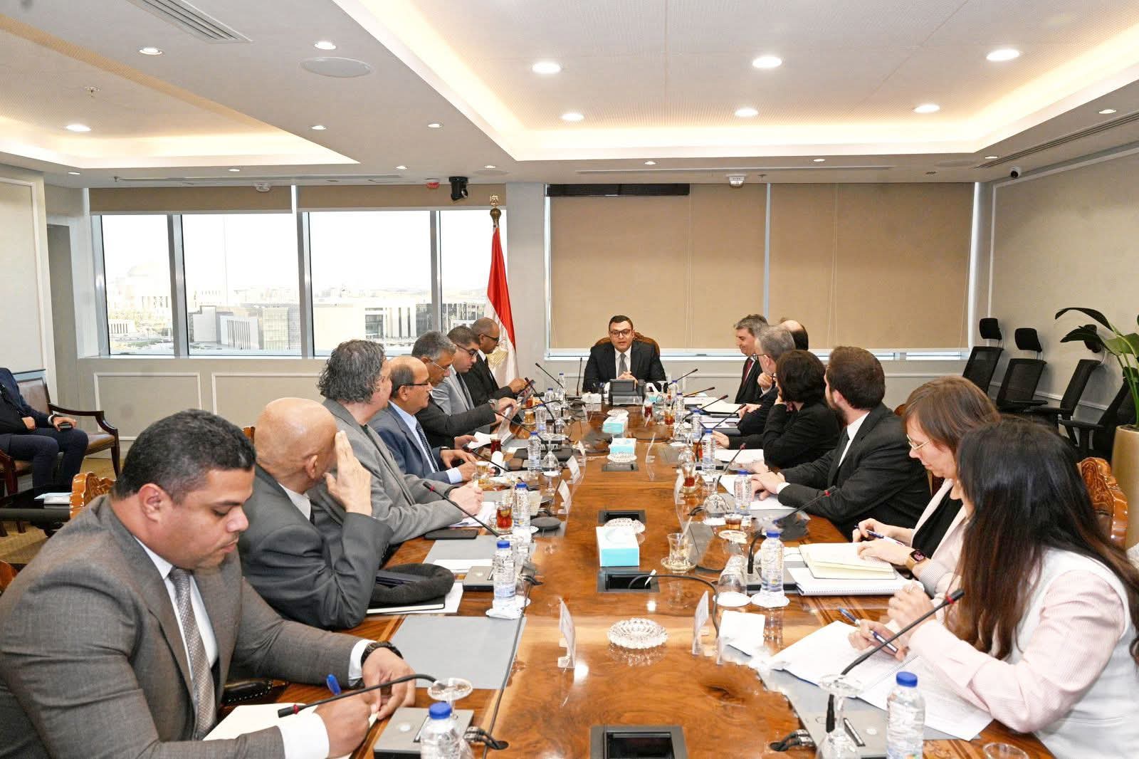 وزير الإسكان يبحث مع وفد من بنك الاستثمار الأوروبي EIB لبحث تعزيز فرص التعاون المشترك