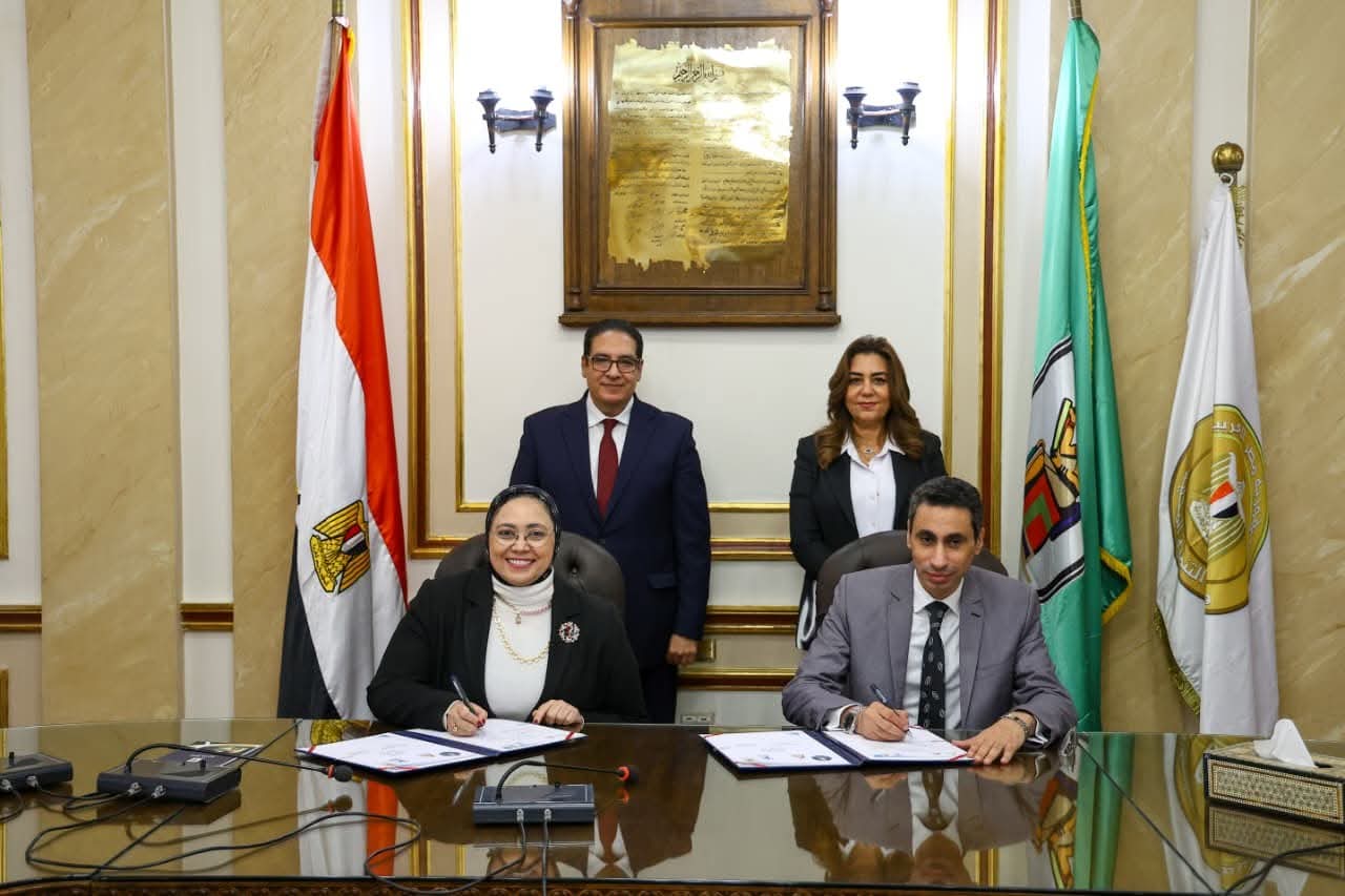 وزيرة التنمية ورئيس جامعة القاهرة يشهدان توقيع بروتوكول تعاون مع كلية التجارة لتأهيل وتدريب الكوادر المحلية