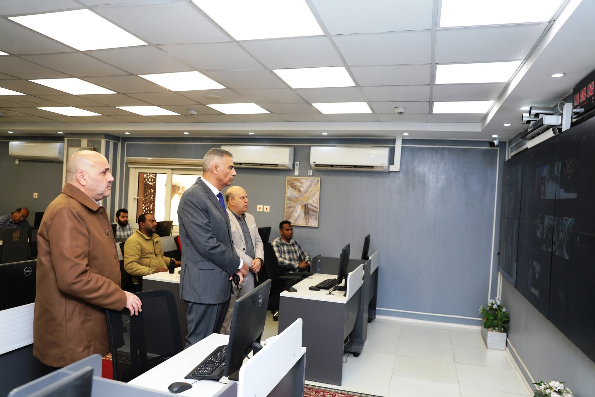 محافظ أسوان يتابع سير الأجواء الانتخابية في جولة الإعادة