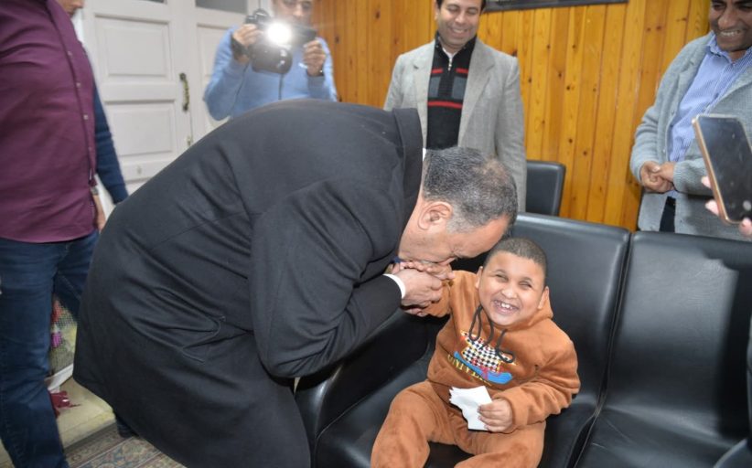 محافظ أسيوط يواصل احتواء قصة زياد بروح إنسانية ودعم غير مسبوق