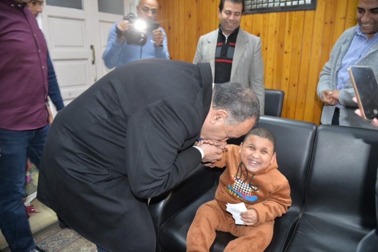 محافظ أسيوط يواصل احتواء قصة زياد بروح إنسانية ودعم غير مسبوق