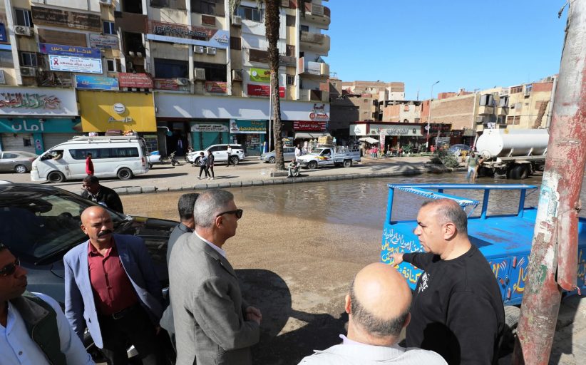 محافظ أسوان في جولة ميدانية لموقع الكسر المفاجئ بخط مياه الشرب العمومى في منطقة الإشارة