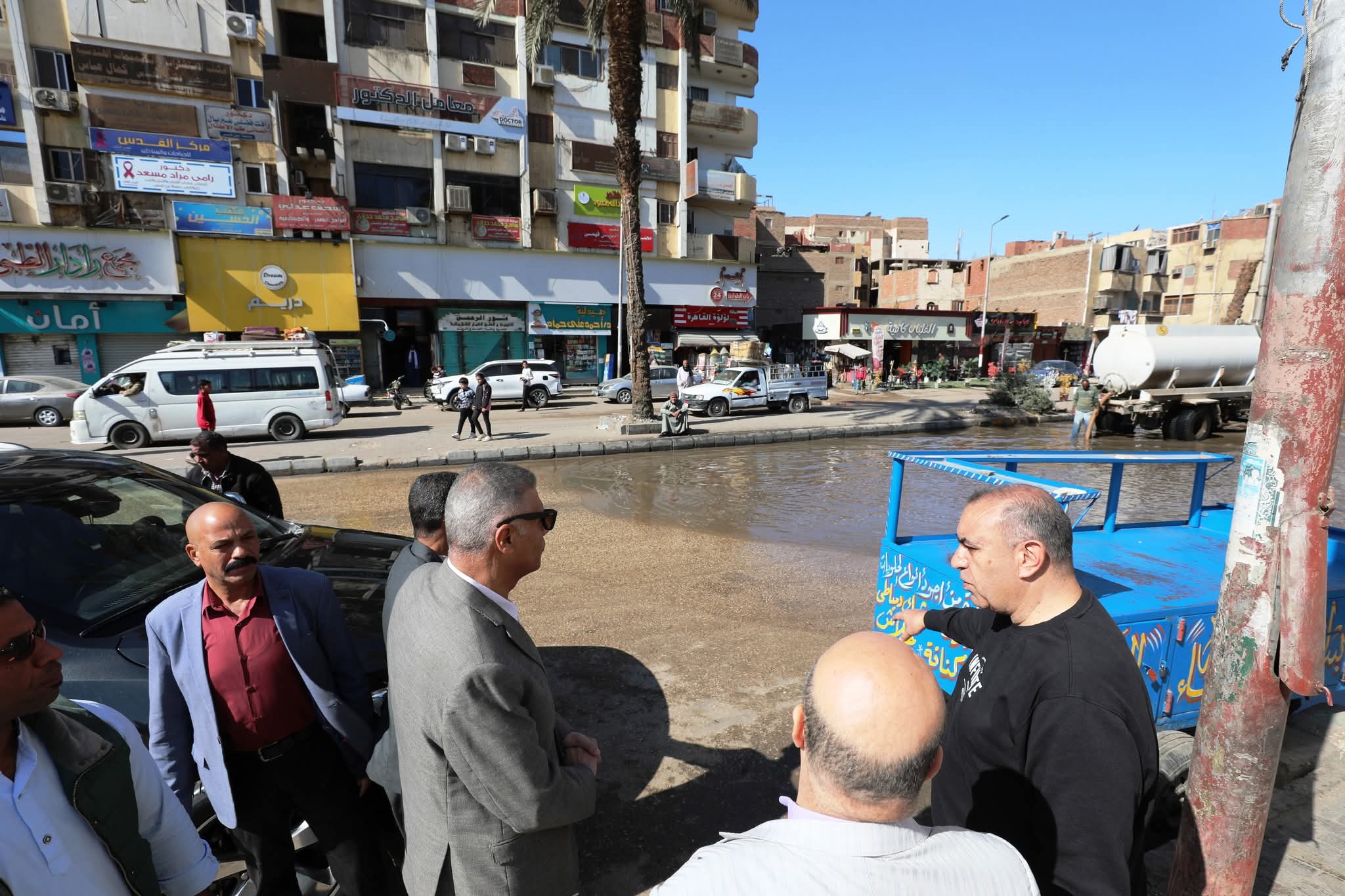 محافظ أسوان في جولة ميدانية لموقع الكسر المفاجئ بخط مياه الشرب العمومى في منطقة الإشارة