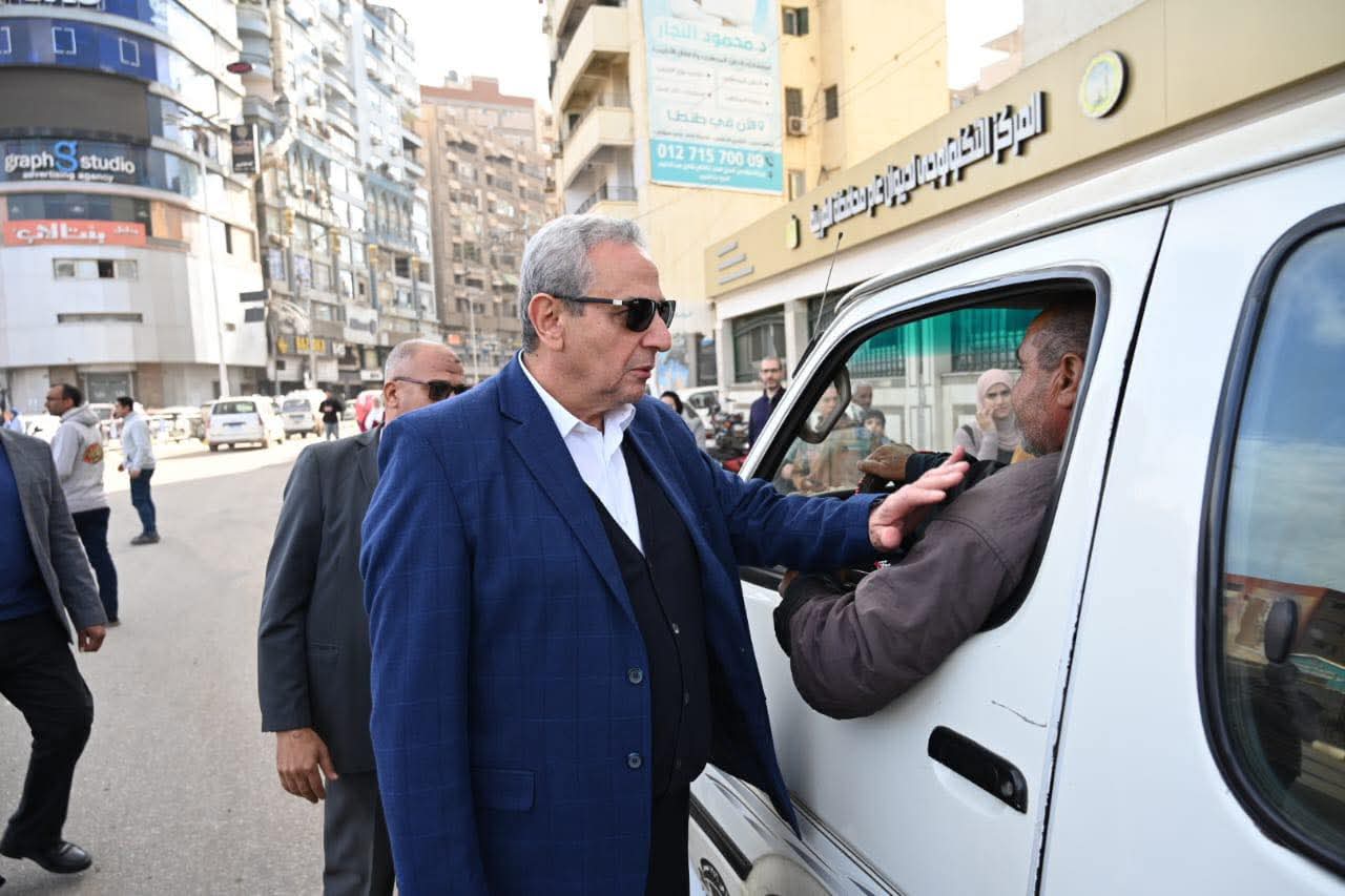محافظ الغربية يتدخل ميدانيًا وينهي تكدس المواطنين بطنطا بتكثيف فوري لسيارات الأجرة