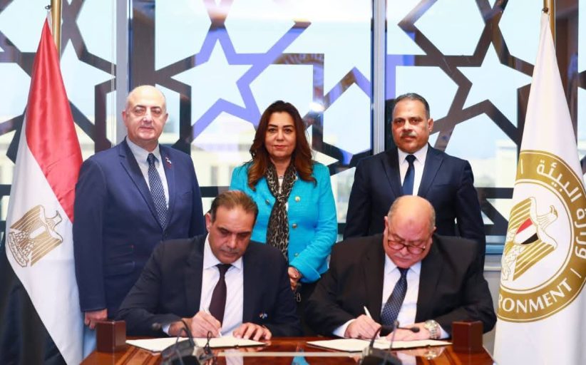 وزيرة التنمية ومحافظ الشرقية يشهدان مراسم توقيع إنشاء وتوريد وتركيب وتشغيل 3 منشآت لمعالجة المخلفات