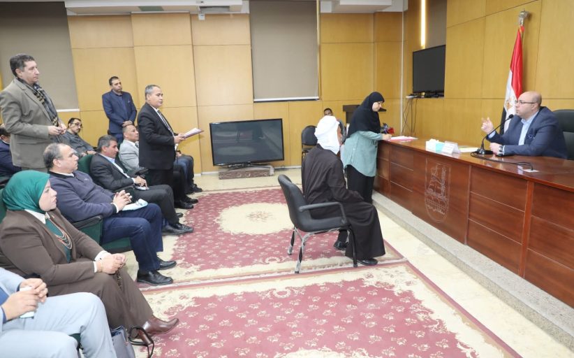 محافظ بني سويف يقر إعانات عاجلة ويحل شكاوى مواطنين خلال لقاء مفتوح