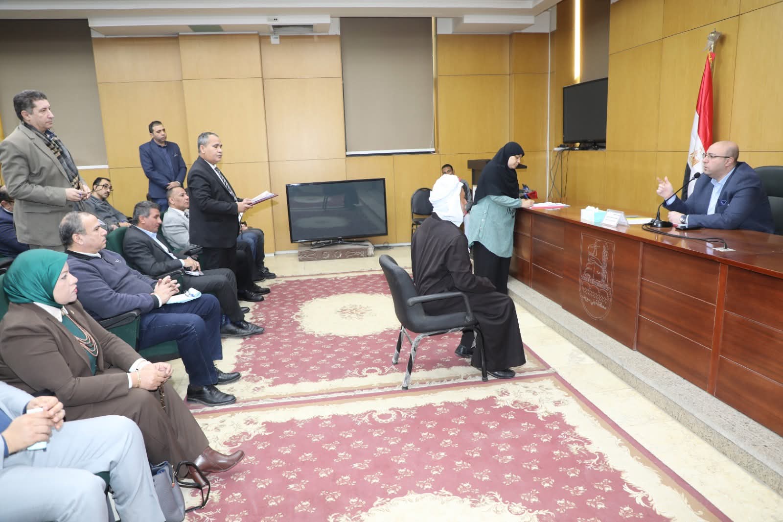 محافظ بني سويف يقر إعانات عاجلة ويحل شكاوى مواطنين خلال لقاء مفتوح