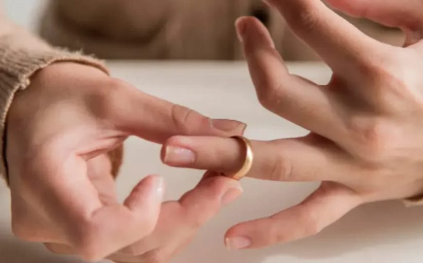 الطلاق الصامت في عصر الرسائل.. حين ينهب الأمان قبل أن تعلم الزوجة