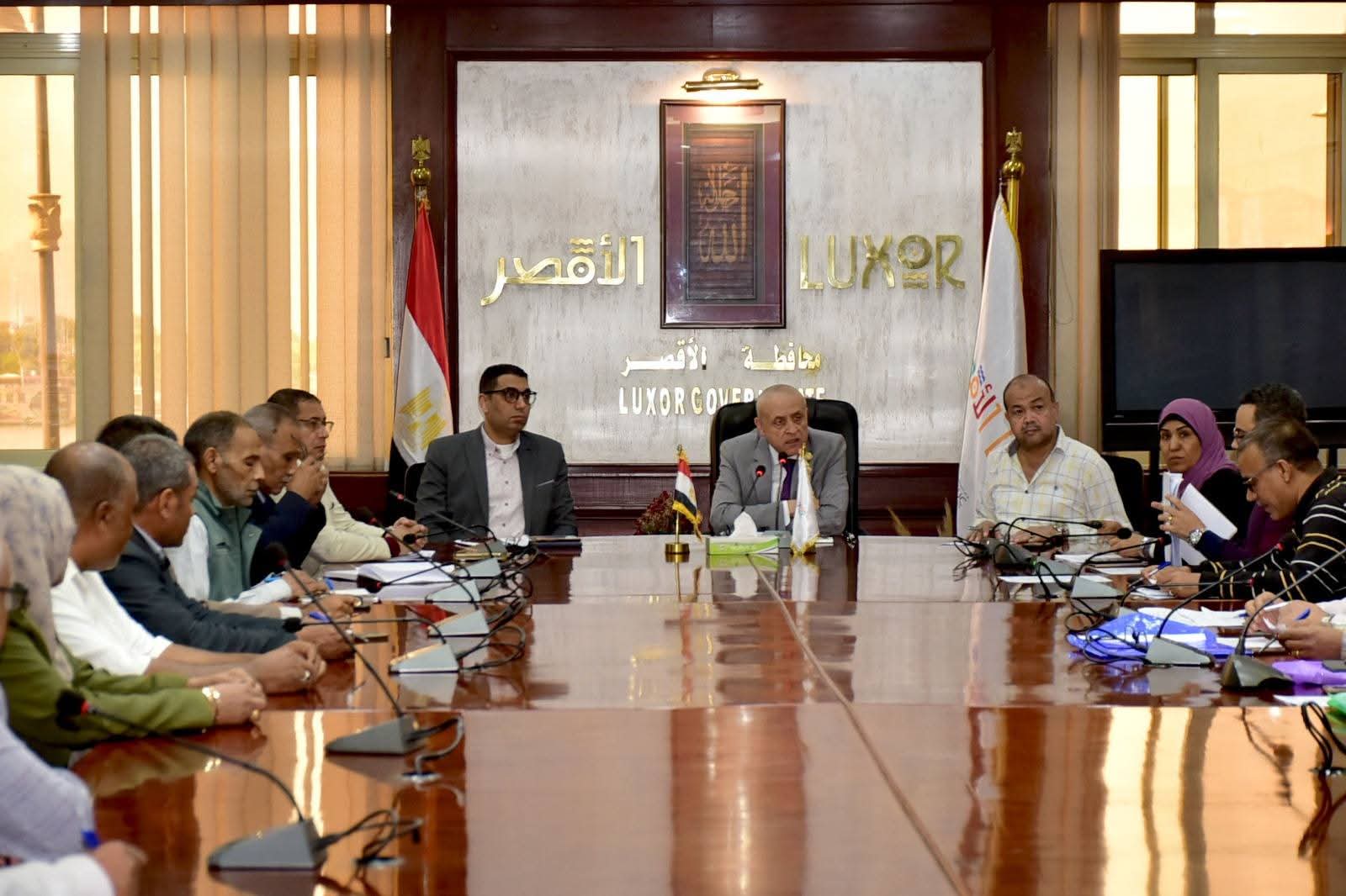 محافظ الأقصر يناقش مستجدات ملف المتغيرات المكانية ويوجه بسرعة إنجاز المعاينات