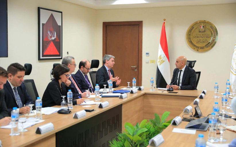 وزير التربية والتعليم يبحث مع وفد بنك الاستثمار الأوروبي سبل تعزيز التعاون المشترك