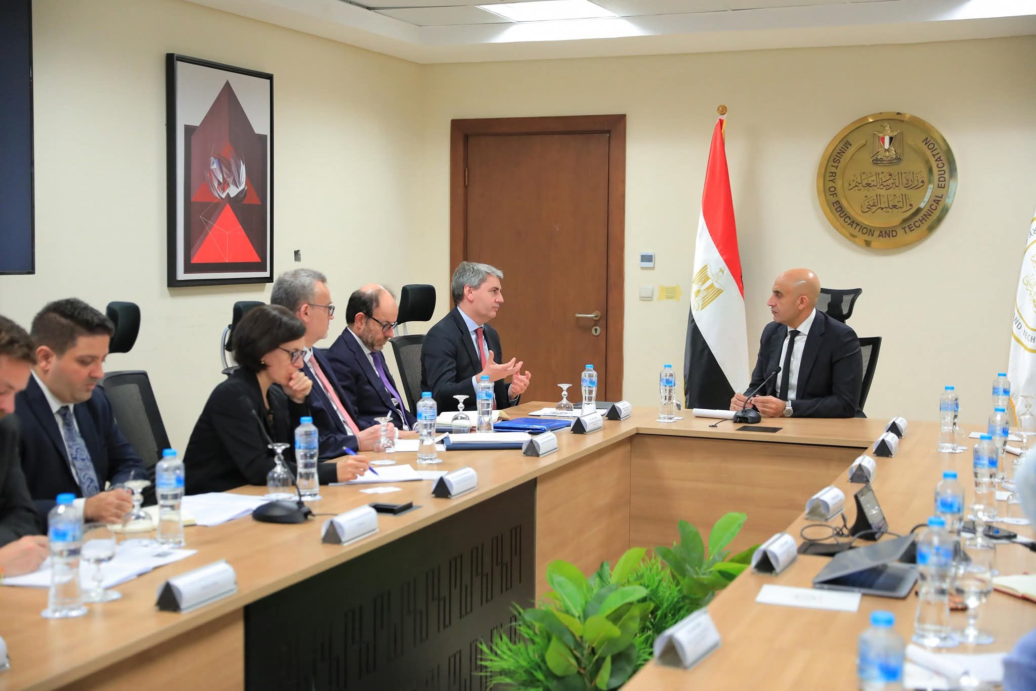 وزير التربية والتعليم يبحث مع وفد بنك الاستثمار الأوروبي سبل تعزيز التعاون المشترك