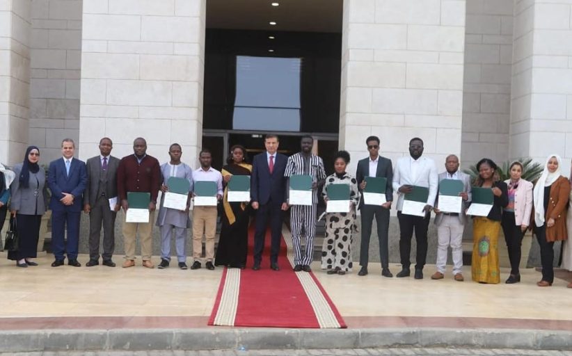 وزير الزراعة يُسلّم شهادات التخرج لمتدربين من 10 دول أفريقية