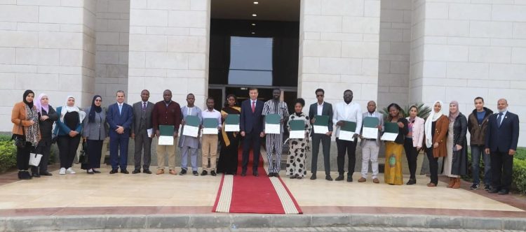 وزير الزراعة يُسلّم شهادات التخرج لمتدربين من 10 دول أفريقية 