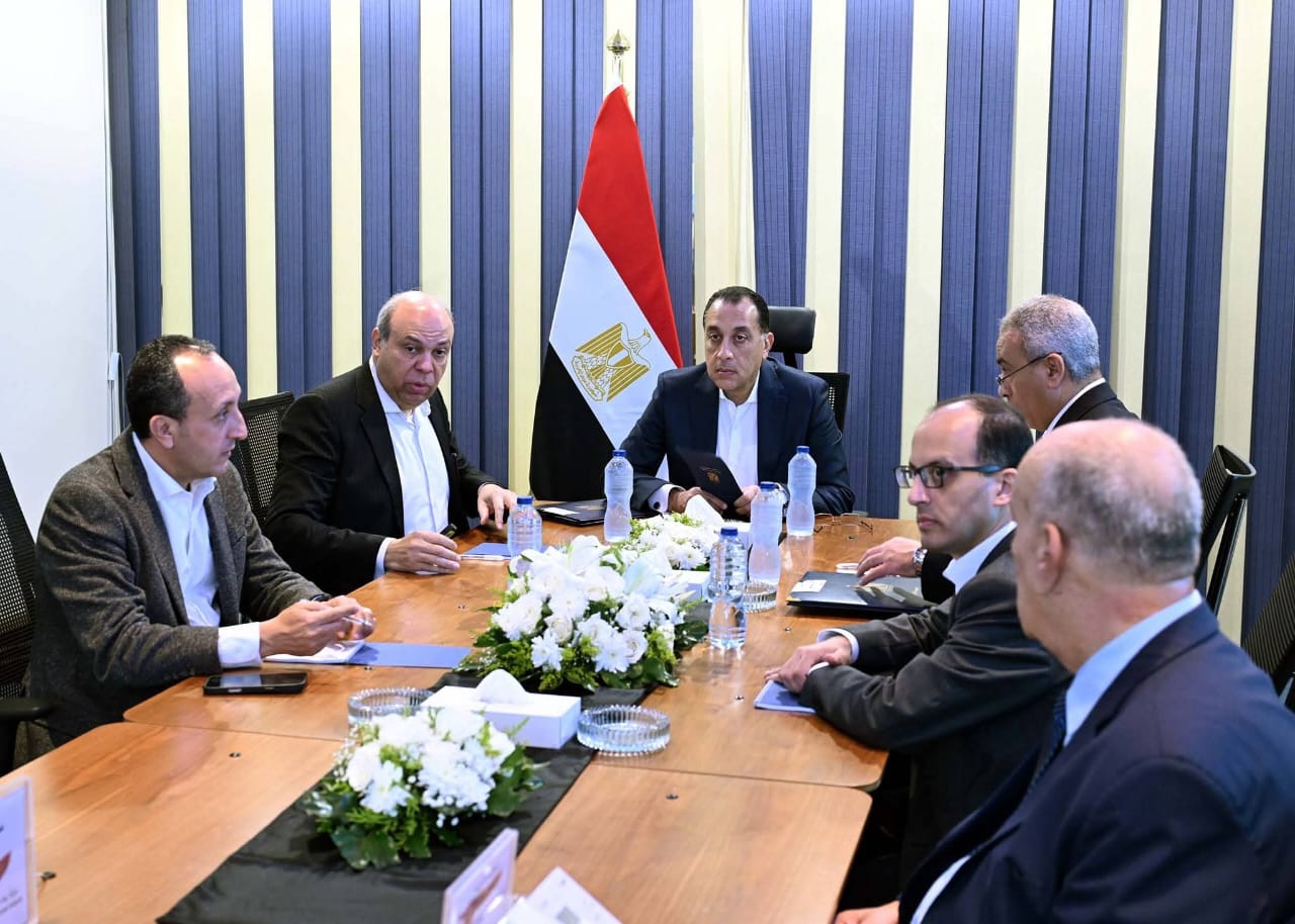 رئيس الوزراء يجتمع مع وزير الطيران لاستعراض الرؤية الشاملة واستراتيجيات تطوير شركة مصر للطيران