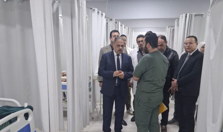 محافظ الشرقية يفاجئ مستشفى منيا القمح ويوقف مديرها فورًا
