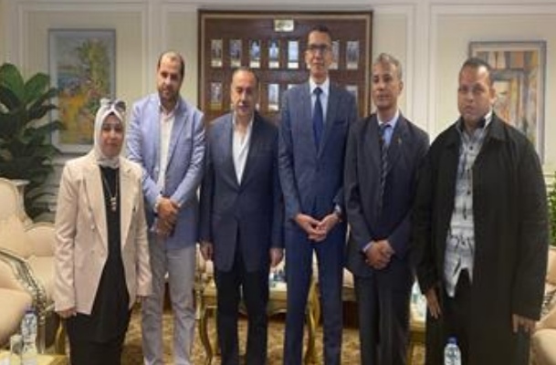 محافظ أسيوط يبحث مع هيئة الاستعلامات تعزيز التعاون وتكثيف حملات التوعية