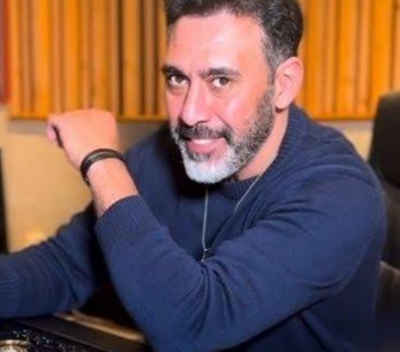 مفاجأة في حفل الميما.. عمرو مصطفى يقتنص جائزة الأفضل ويُشعل السوشيال ميديا 