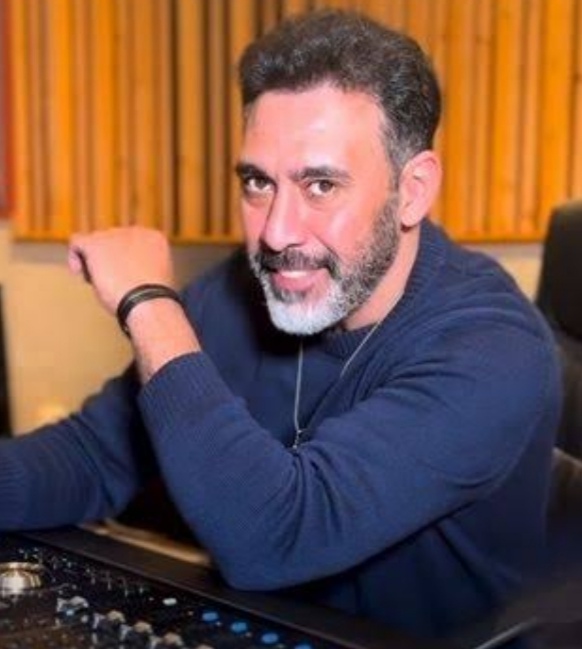 مفاجأة في حفل الميما.. عمرو مصطفى يقتنص جائزة الأفضل ويُشعل السوشيال ميديا 