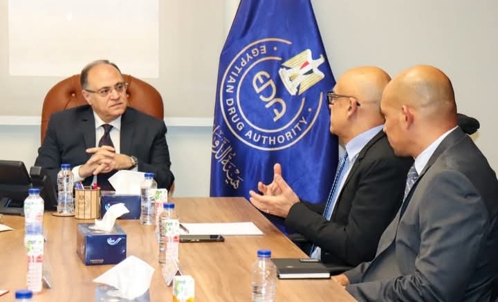 هيئة الدواء المصرية تبحث تعاونًا موسعًا مع GSK لدعم توافر المستحضرات الحيوية