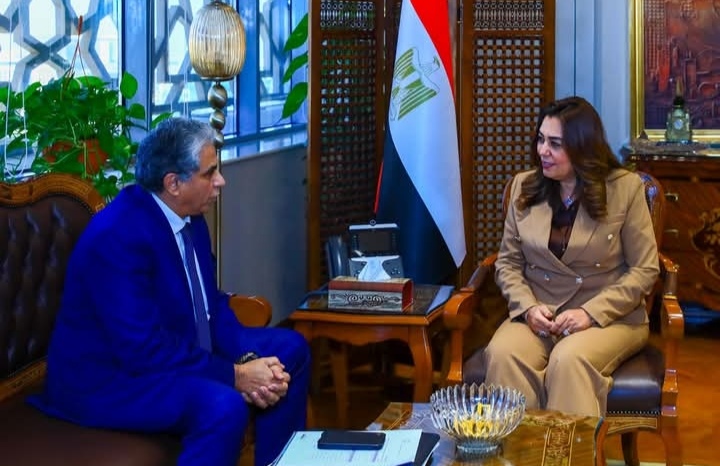 وزيرة التنمية المحلية تبحث مع مركز 