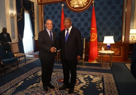 وزير الخارجية يسلم رسالة من رئيس الجمهورية إلى الرئيس الأنجولي 