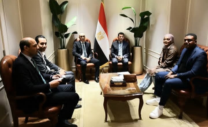 بحث آليات تطوير قطاع الأعمال وتعزيز الاستثمارات نحو اقتصاد مستدام