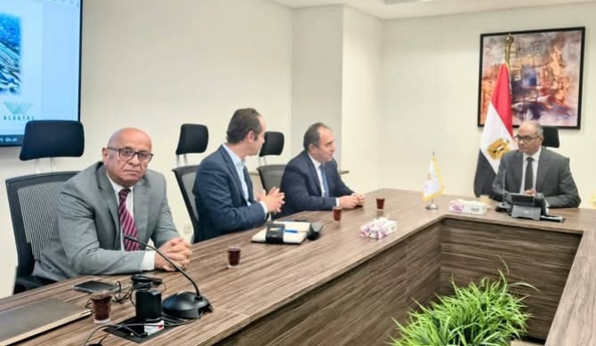 نائب وزير الإسكان يبحث مع شركة تركية فرص التعاون لتعزيز مشروعات المياه والصرف الصحي في مصر