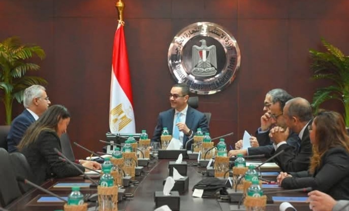 مباحثات بين وزير الاستثمار وشركة أمريكية لبحث التعاون في حلول الطاقة المستدامة