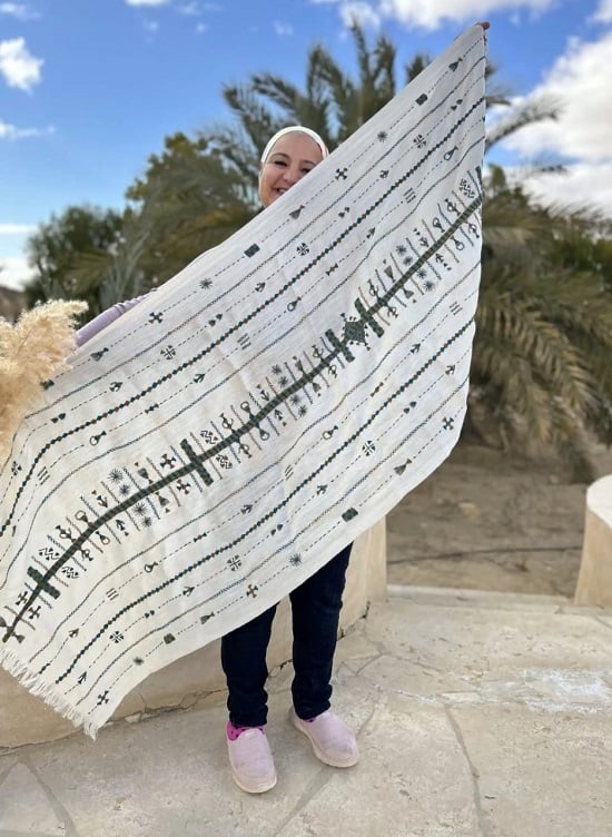 جيهان خليفة، تركت وظيفتها في البنك لتعيد اكتشاف شغفها في التطريز السيوي.