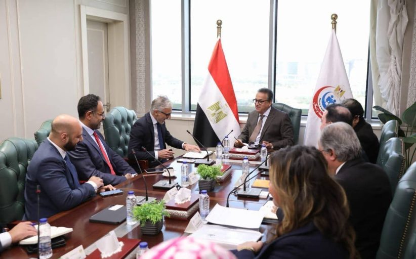 وزير الصحة يبحث مع شركة «فيلبس» توطين صناعة أجهزة الأشعة