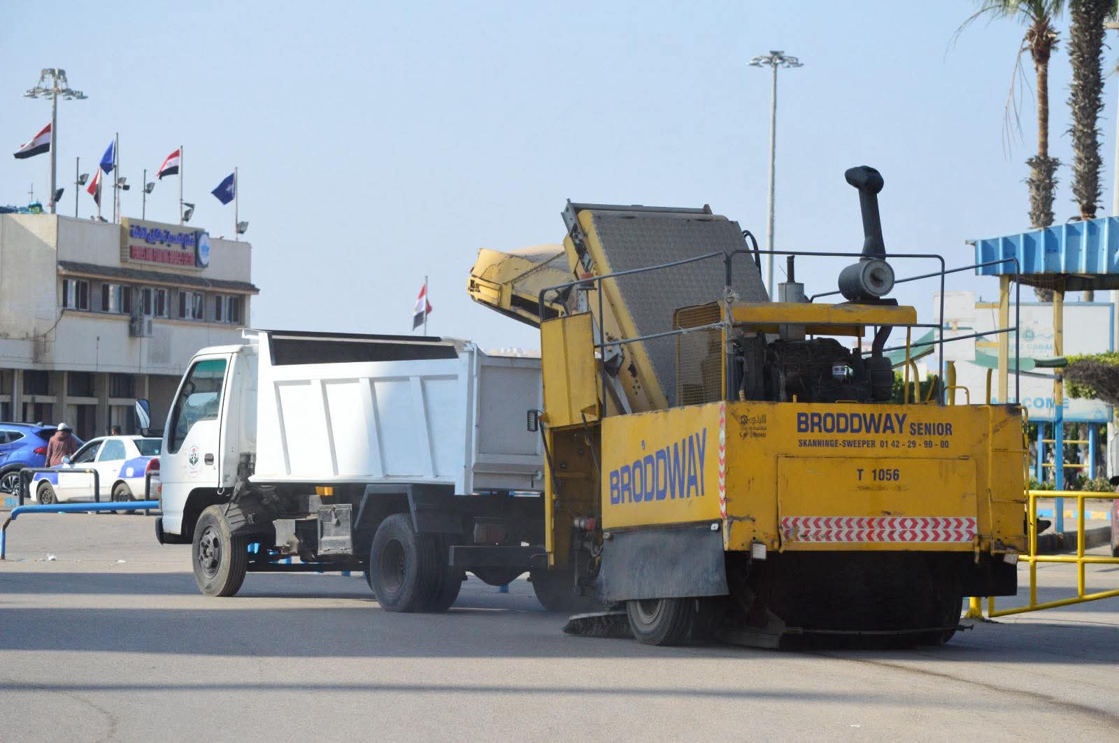 رئيس مدينة بورفؤاد يتابع تطوير منظومة النظافة ويشيد بجهود شركة نهضة مصر