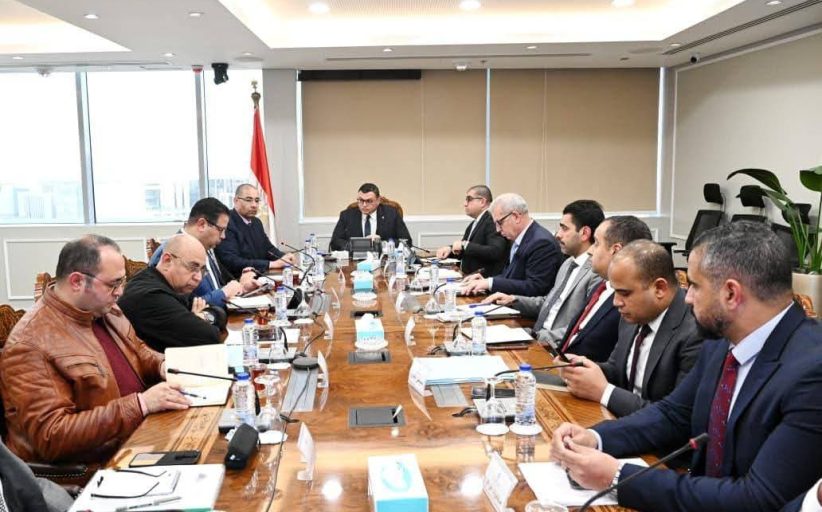 وزير الإسكان يتابع موقف مشروعات المرافق بأراضي المدن الجديدة