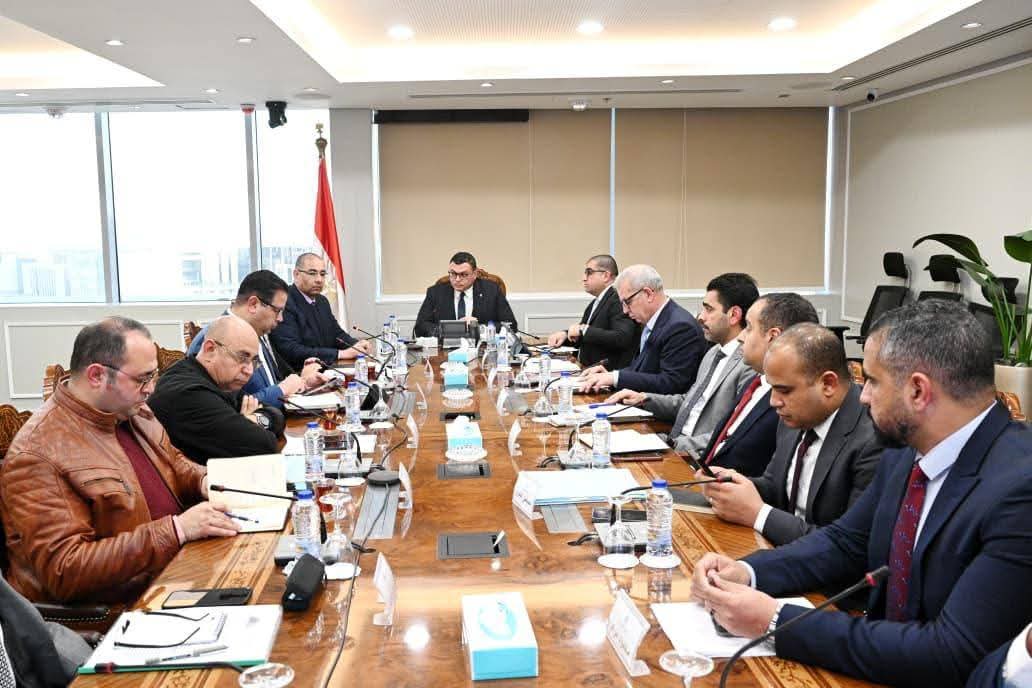 وزير الإسكان يتابع موقف مشروعات المرافق بأراضي المدن الجديدة