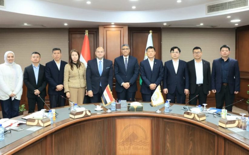 محافظ الجيزة يبحث مع مستثمرين صينيين توطين الصناعات الحديدية بعرب أبو ساعد