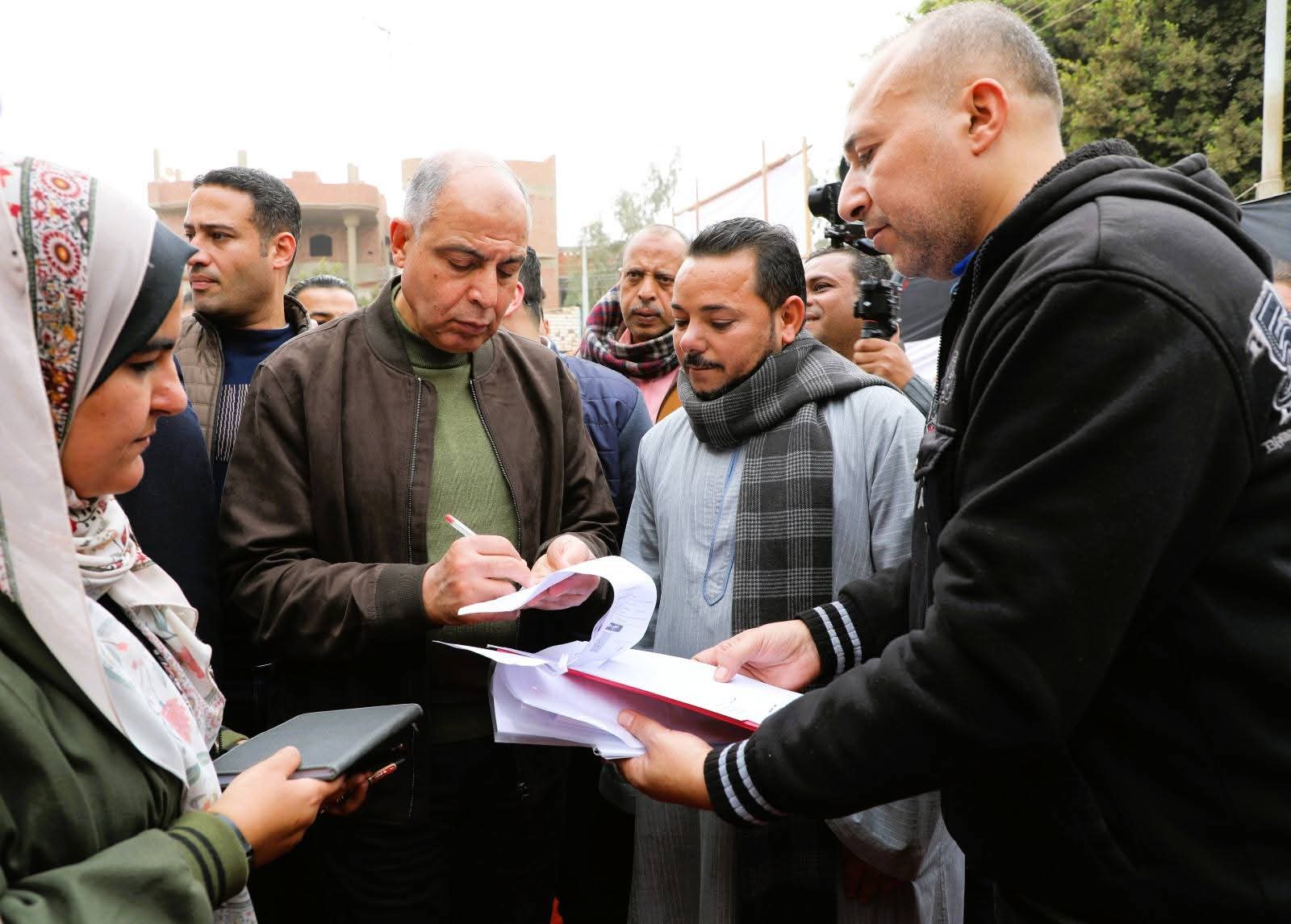 محافظ المنيا يعقد لقاءً جماهيريًا بقرية طنبدى ويوجّه بحل فوري لشكاوى المواطنين