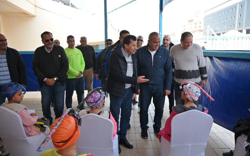 وزير الرياضة يشهد منافسات بطولة القاهرة للسباحة بالزعانف ويطمئن على تطبيق الكود الطبي