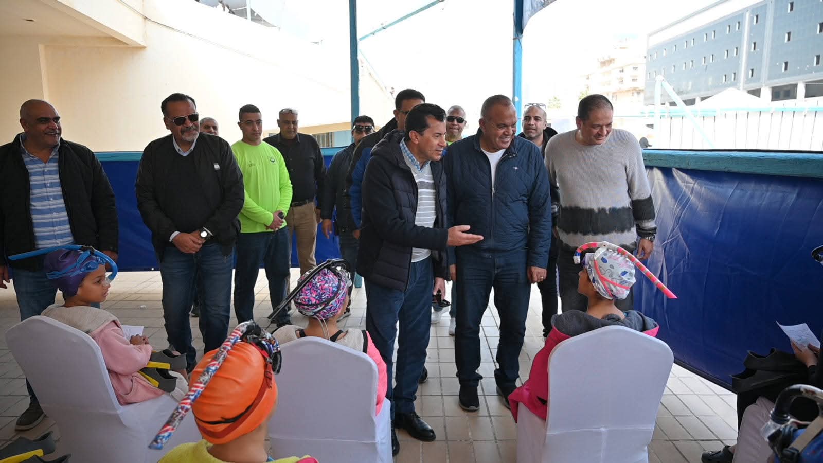 وزير الرياضة يشهد منافسات بطولة القاهرة للسباحة بالزعانف ويطمئن على تطبيق الكود الطبي