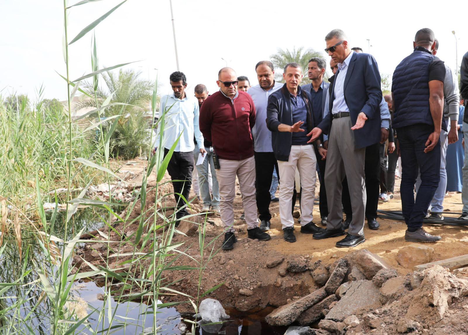 محافظ أسوان يوجه بحلول عاجلة لمشكلة المياه الجوفية بمنطقة الكرور