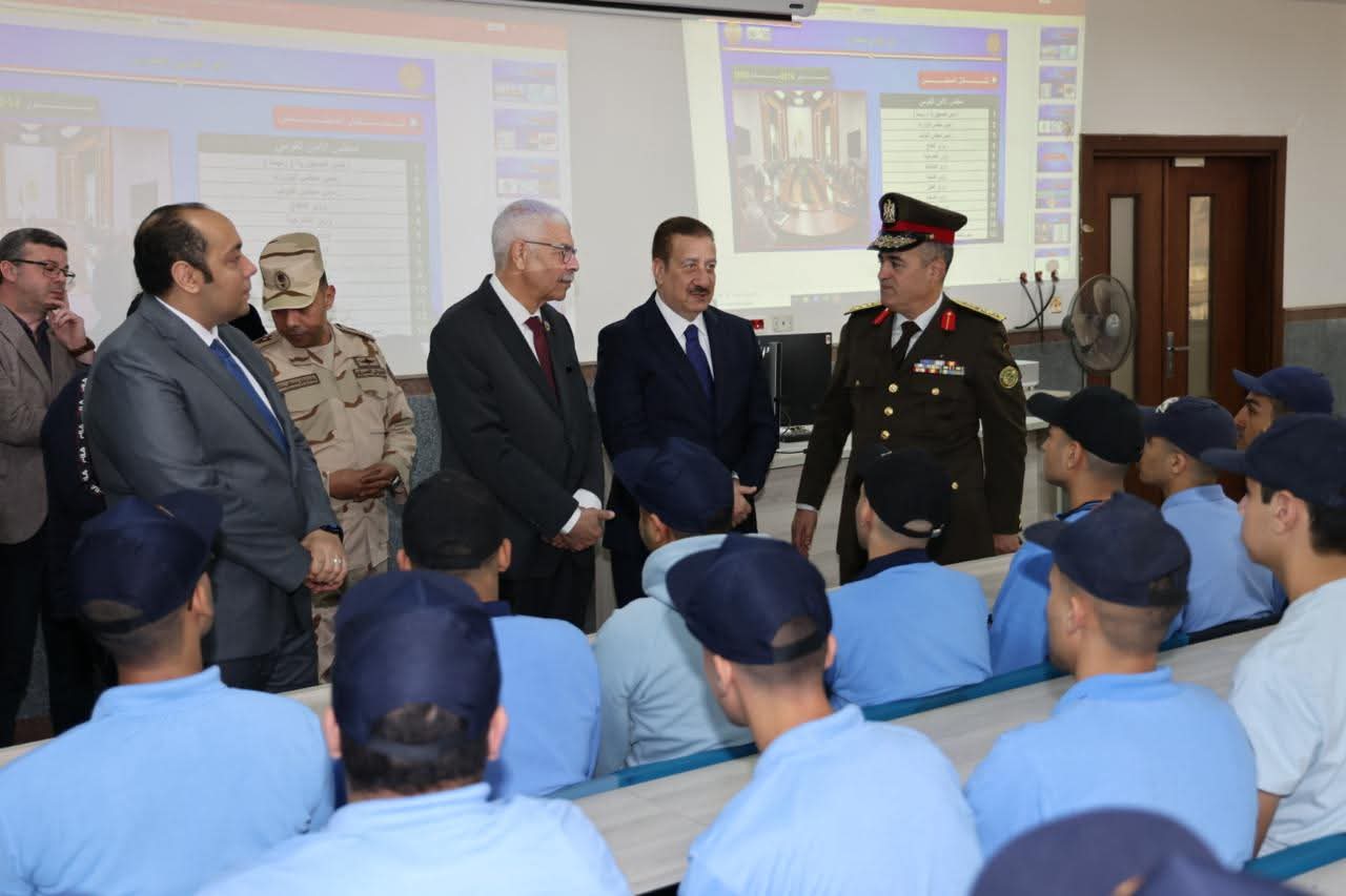 محافظ المنوفية يتفقد مقر الجامعة الأهلية ويتابع الدورة العسكرية للطلاب