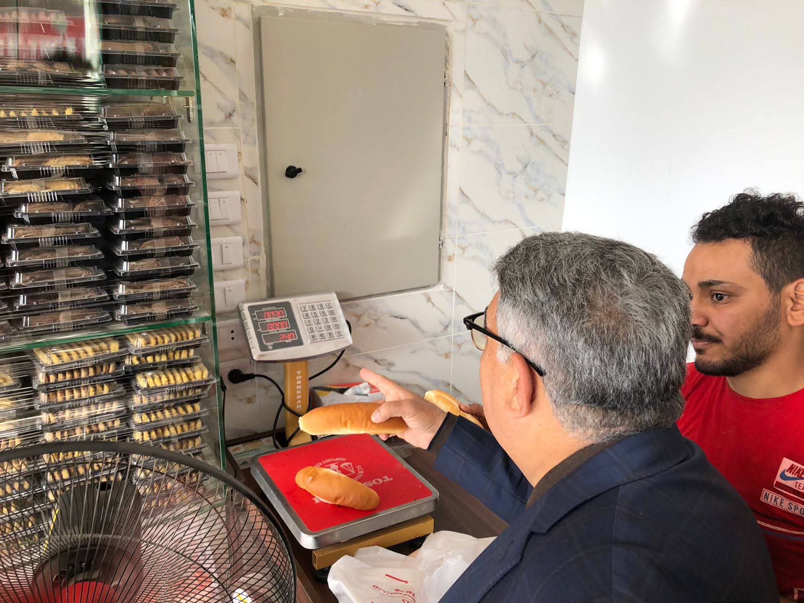 محافظ الدقهلية يتابع انتظام العمل بمخبز المحافظة الكبير والفرن الأفرنجي 