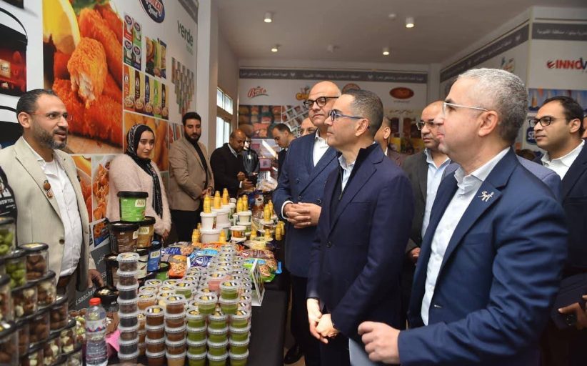 وزير الاستثمار يتفقد معرض منتجات المصانع المتواجده بالمنطقة الاستثمارية ببنها